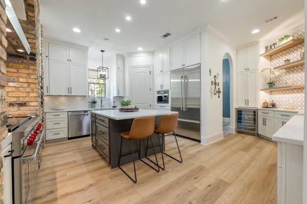 7 SUNVIEW RD, The Hills, TX 78738
