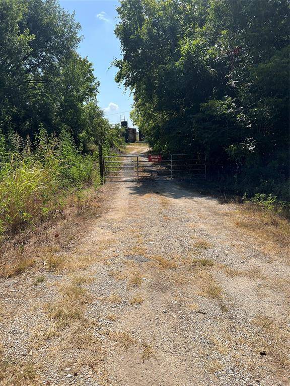 135 Cain ST, Luling, TX 78648