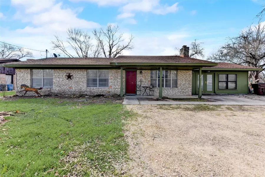 1412 W San Antonio ST, Lockhart, TX 78644