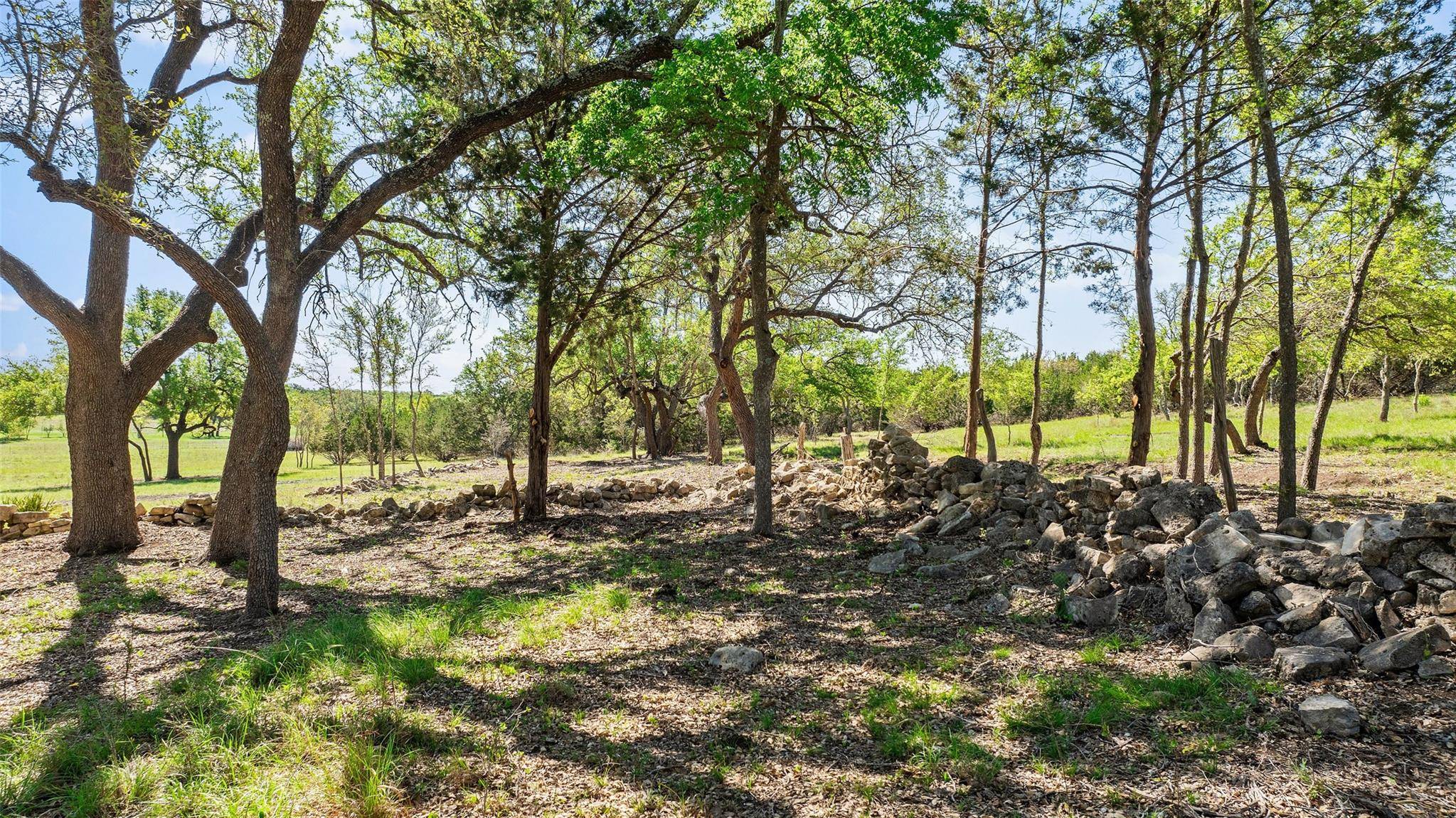 601 Coyote TRL, Round Mountain, TX 78636