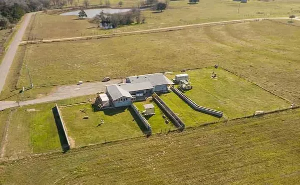 142 Zimmerhanzel RD,  Flatonia,  TX 78941