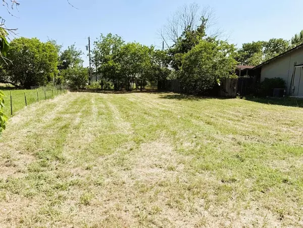 104 W Burton ST, Manor, TX 78653