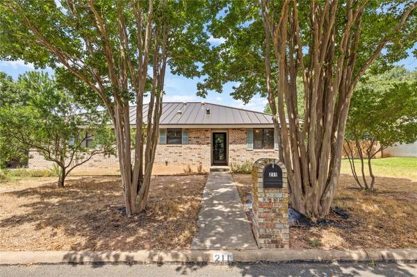 211 Crestwood DR, Fredericksburg, TX 78624