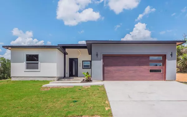 320 Kahana LN, Bastrop, TX 78602