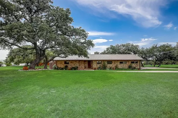 915 Lauder DR, Briarcliff, TX 78669