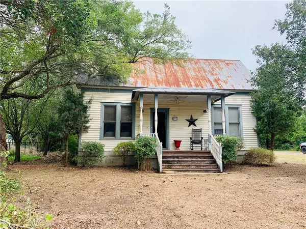 401 Ash ST, Lockhart, TX 78644