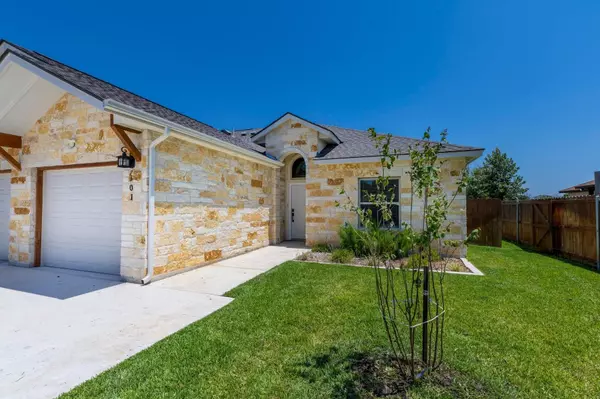 301 Navarro WAY, Seguin, TX 78166