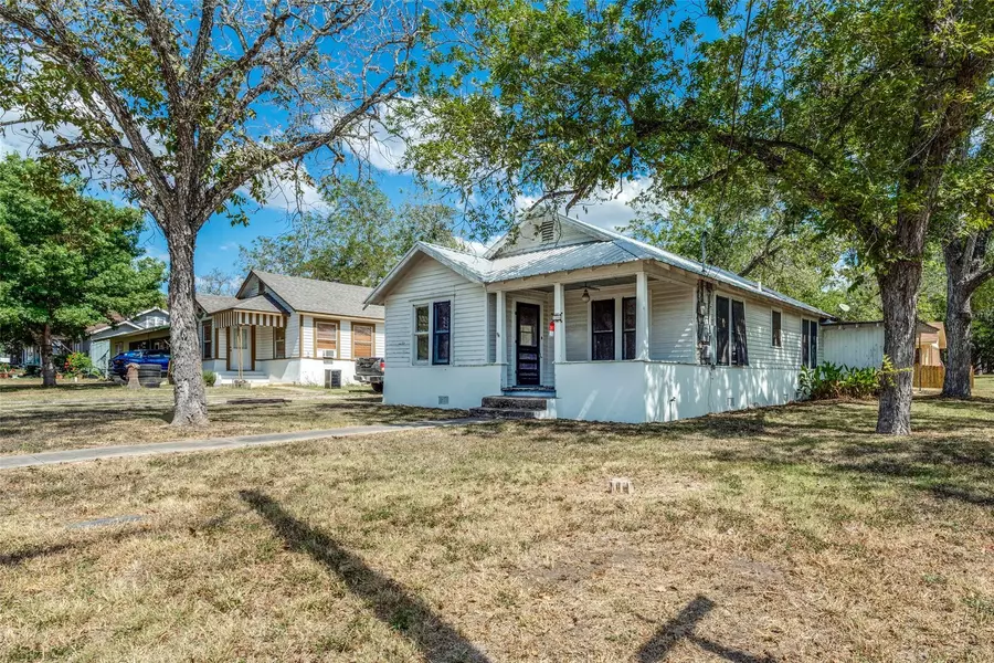 1504 Saint peter ST, Gonzales, TX 78629