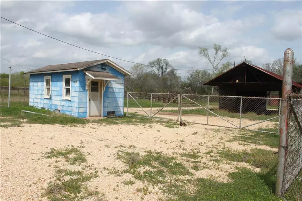 Luling, TX 78648,1615 E Pierce ST