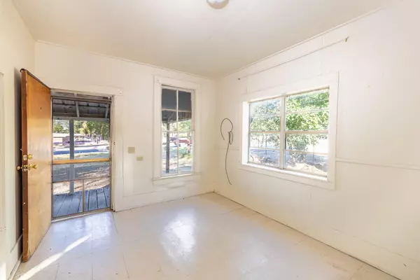 Gonzales, TX 78629,936 Water ST