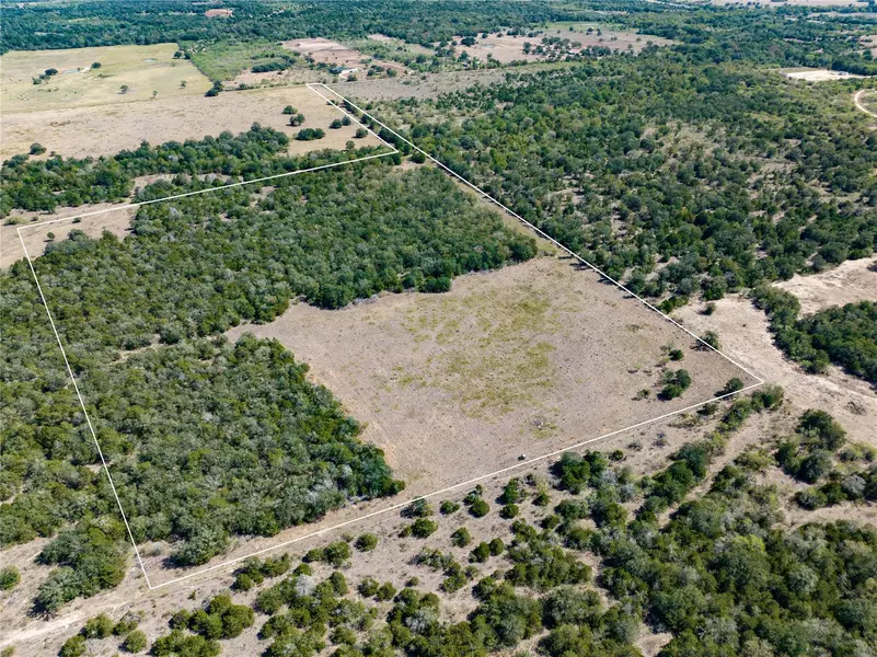 13 Armstrong RD, Waelder, TX 78959