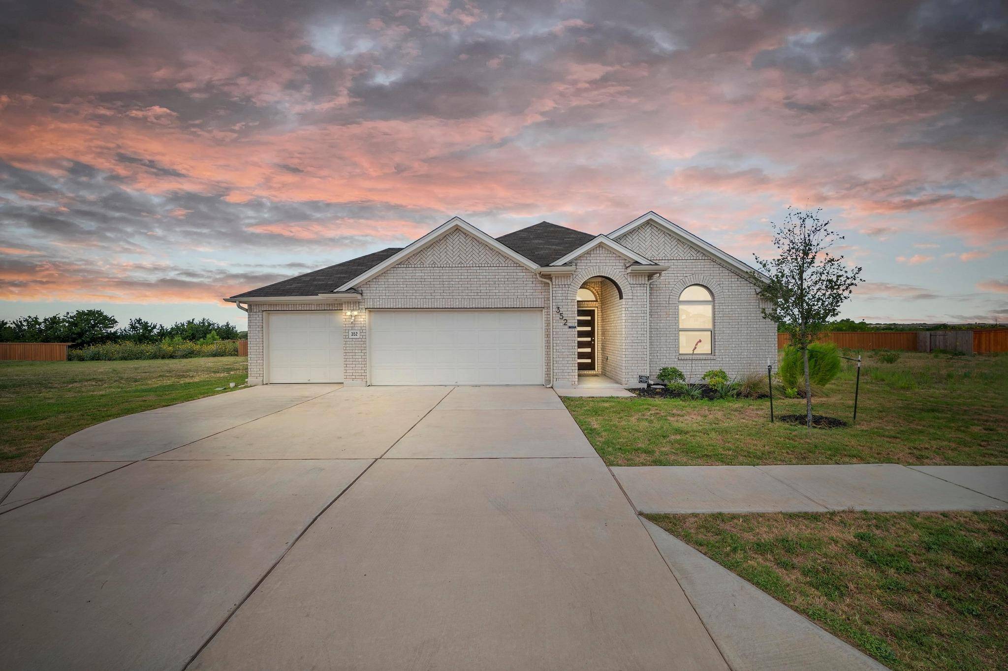 352 Backstays LOOP, Kyle, TX 78640