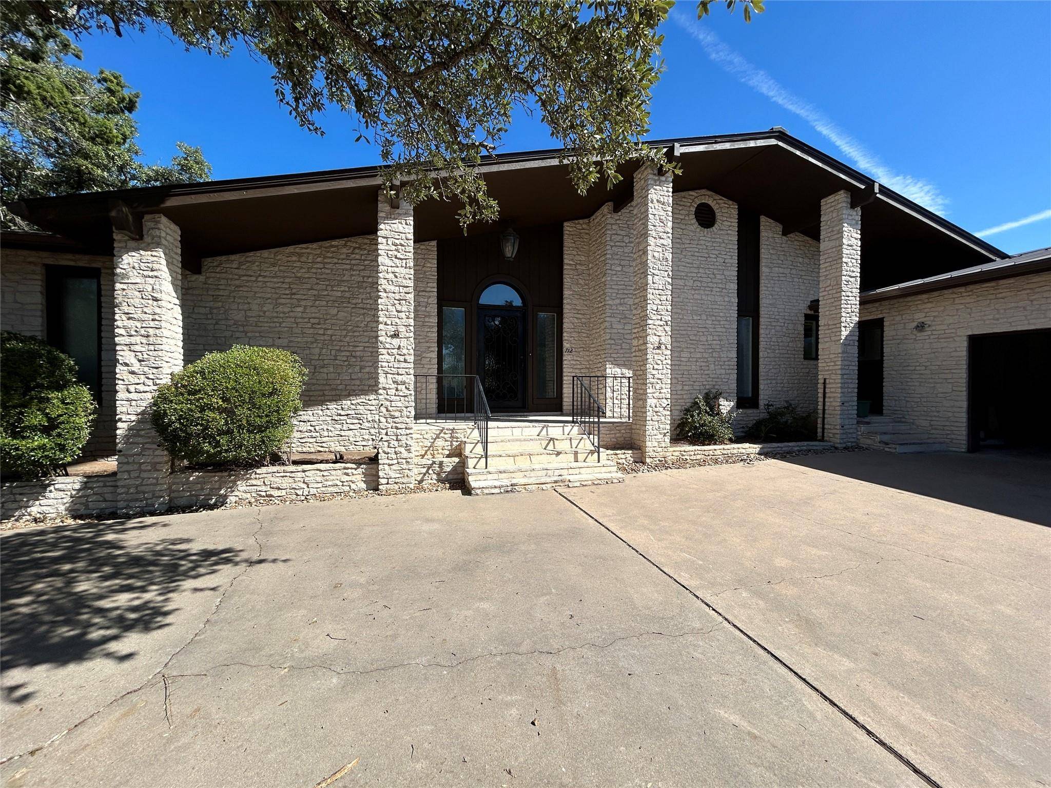 712 Rolling Green DR, Lakeway, TX 78734