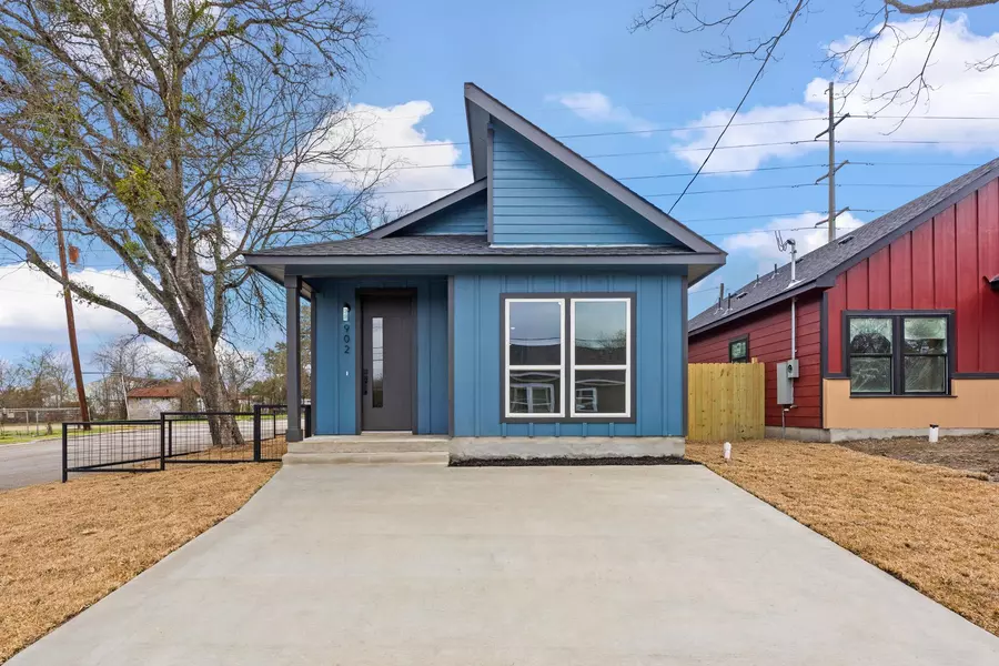 902 Chihuahua ST, Lockhart, TX 78644