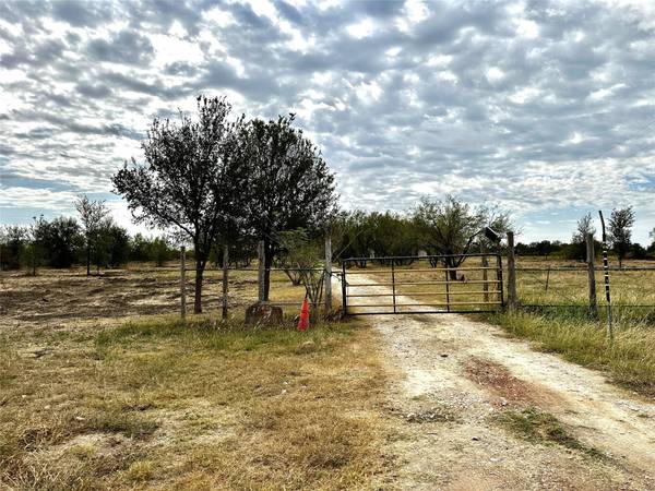 2747 21 E HWY E, Paige, TX 78659