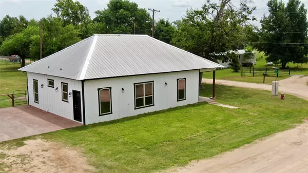 Gause, TX 77857,402 E Cherry ST