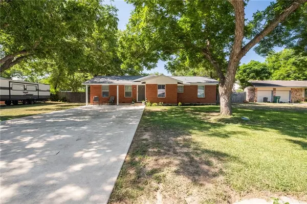 1405 NE 8th ST, Smithville, TX 78957