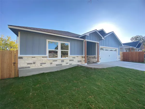 726 W Columbus ST, Giddings, TX 78942