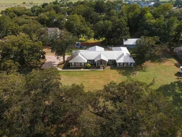 240 2 Mile LN, Smithville, TX 78957