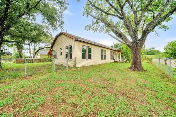 Giddings, TX 78942,148 E Boundary ST