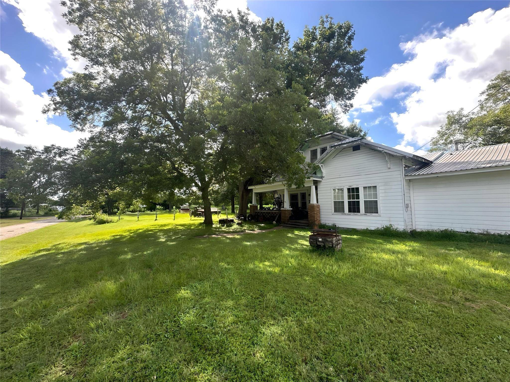 321 Douglas ST, Lexington, TX 78947