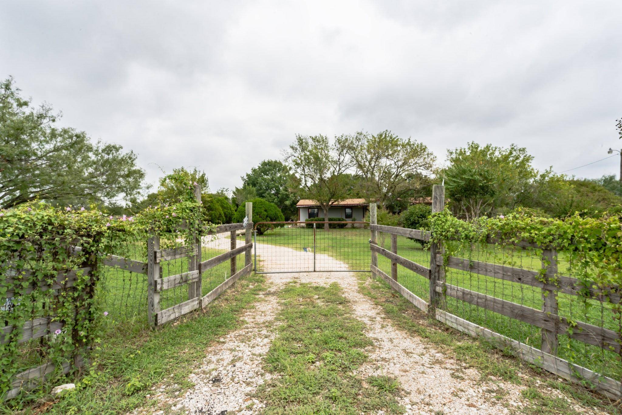 8562 Old Lockhart HWY,  Buda,  TX 78610