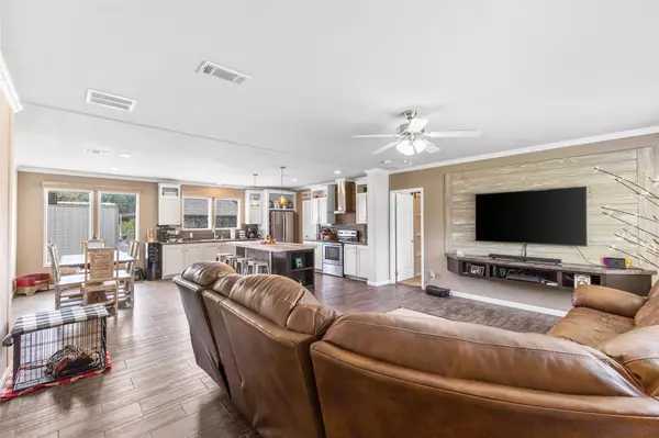 Somerville, TX 77879,115 Cedar LN