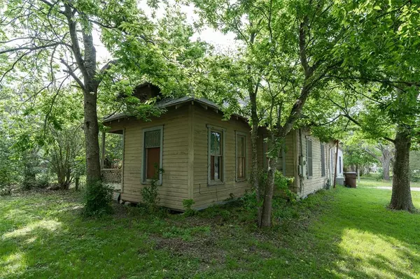 524 Plum ST,  Lockhart,  TX 78644