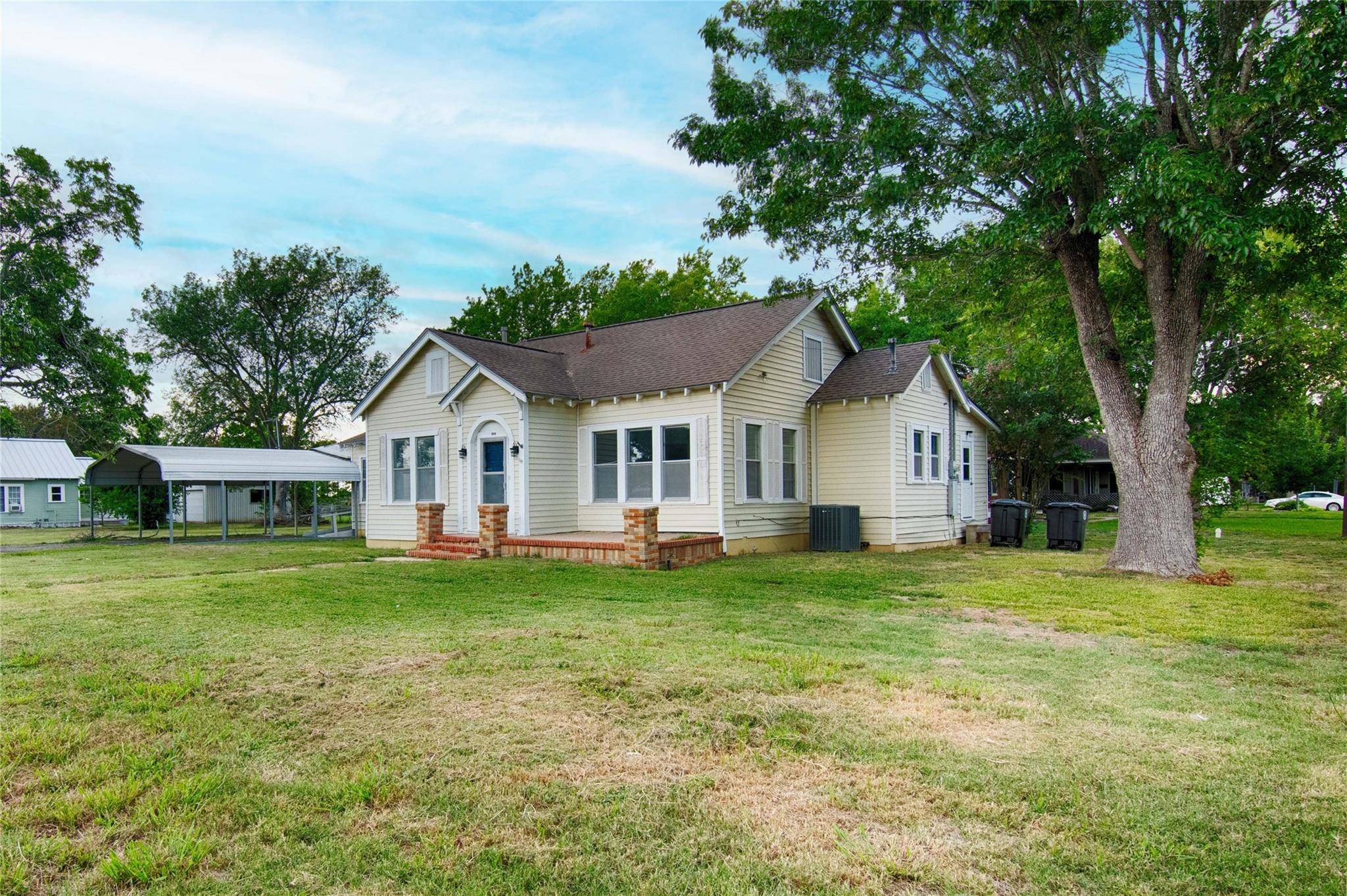1101 Lyons Ave, Schulenburg, TX 78956
