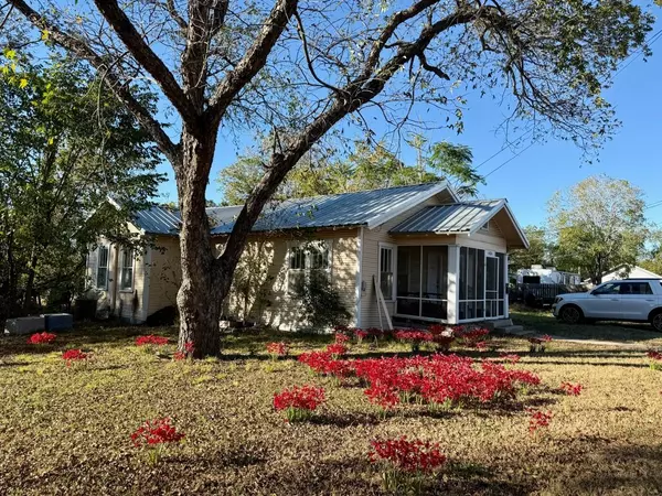 1604 N Travis Ave, Cameron, TX 76520