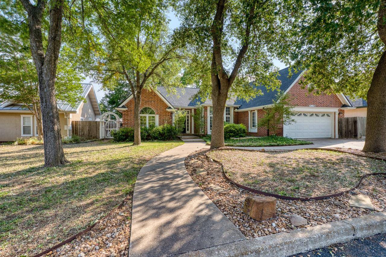 513 W College ST, Fredericksburg, TX 78624