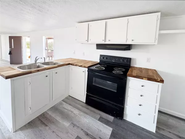 Elmendorf, TX 78112,23038 White Hickory