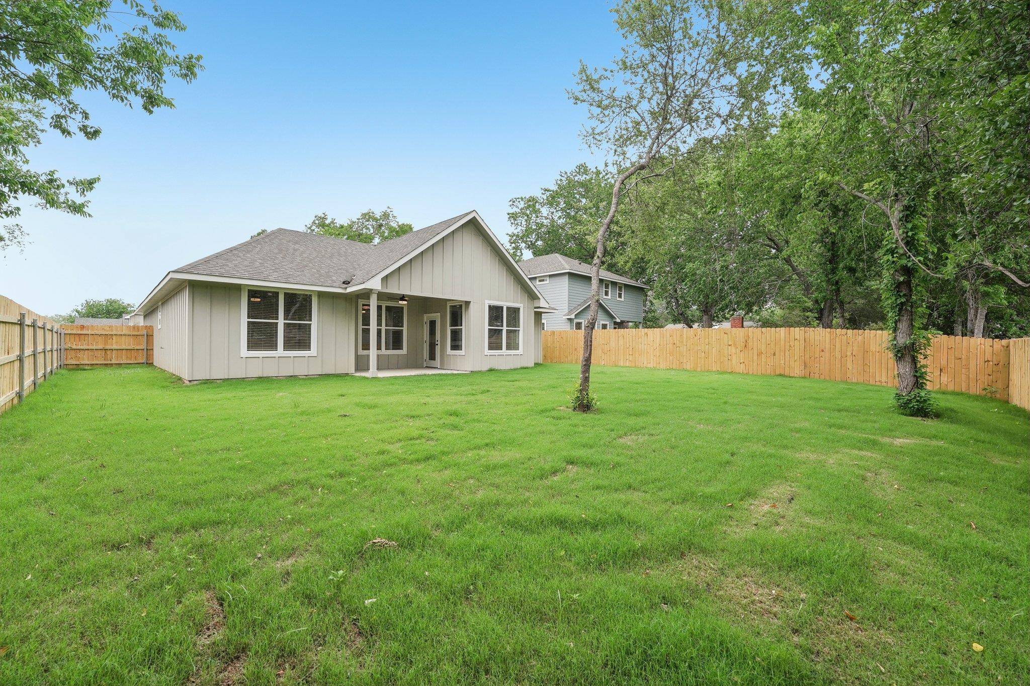 Smithville, TX 78957,344 Webb ST