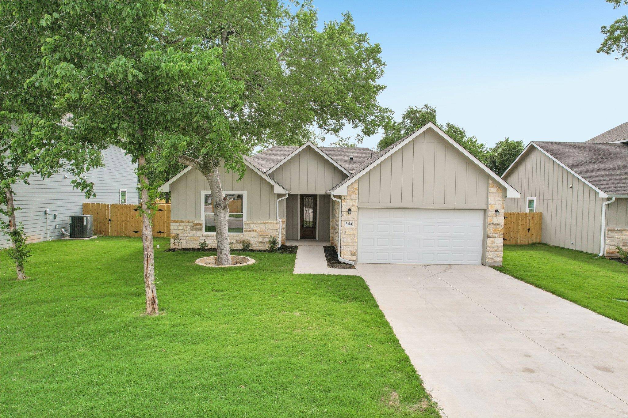Smithville, TX 78957,344 Webb ST