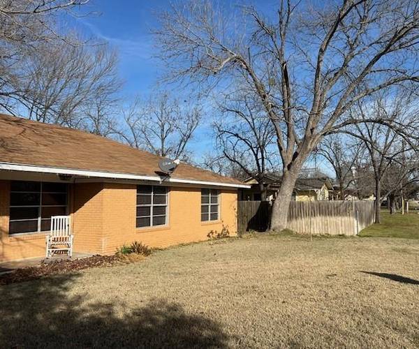 302 W Walnut ST, Granger, TX 76530