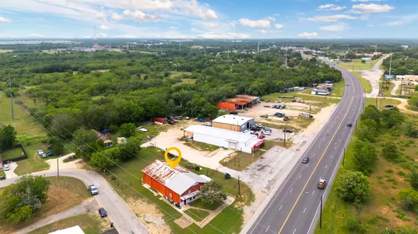 805 N Magnolia Ave, Luling, TX 78648