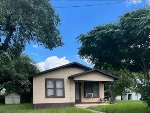 210 N Walnut Ave, Luling, TX 78648