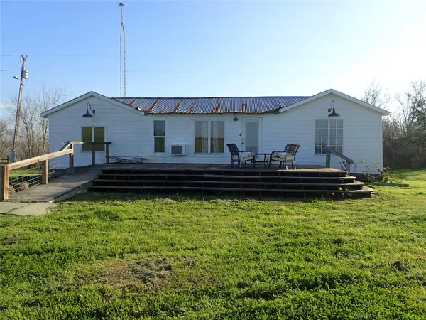 Waelder, TX 78959,471 FM 1296