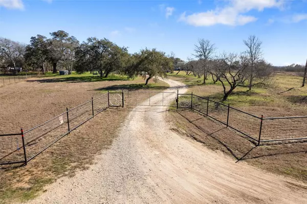 450 Pasture RD, Luling, TX 78648