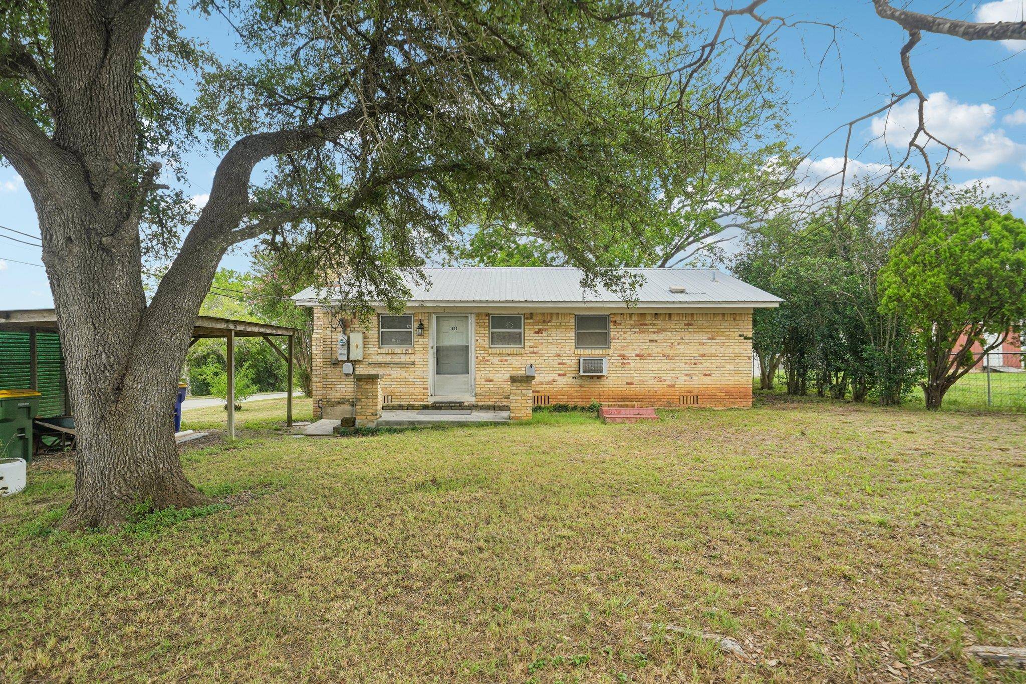 1620 Cavett ST, Gonzales, TX 78629