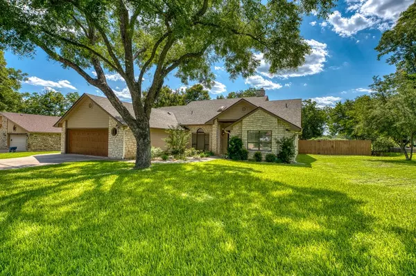 250 Meadowlakes DR, Meadowlakes, TX 78654