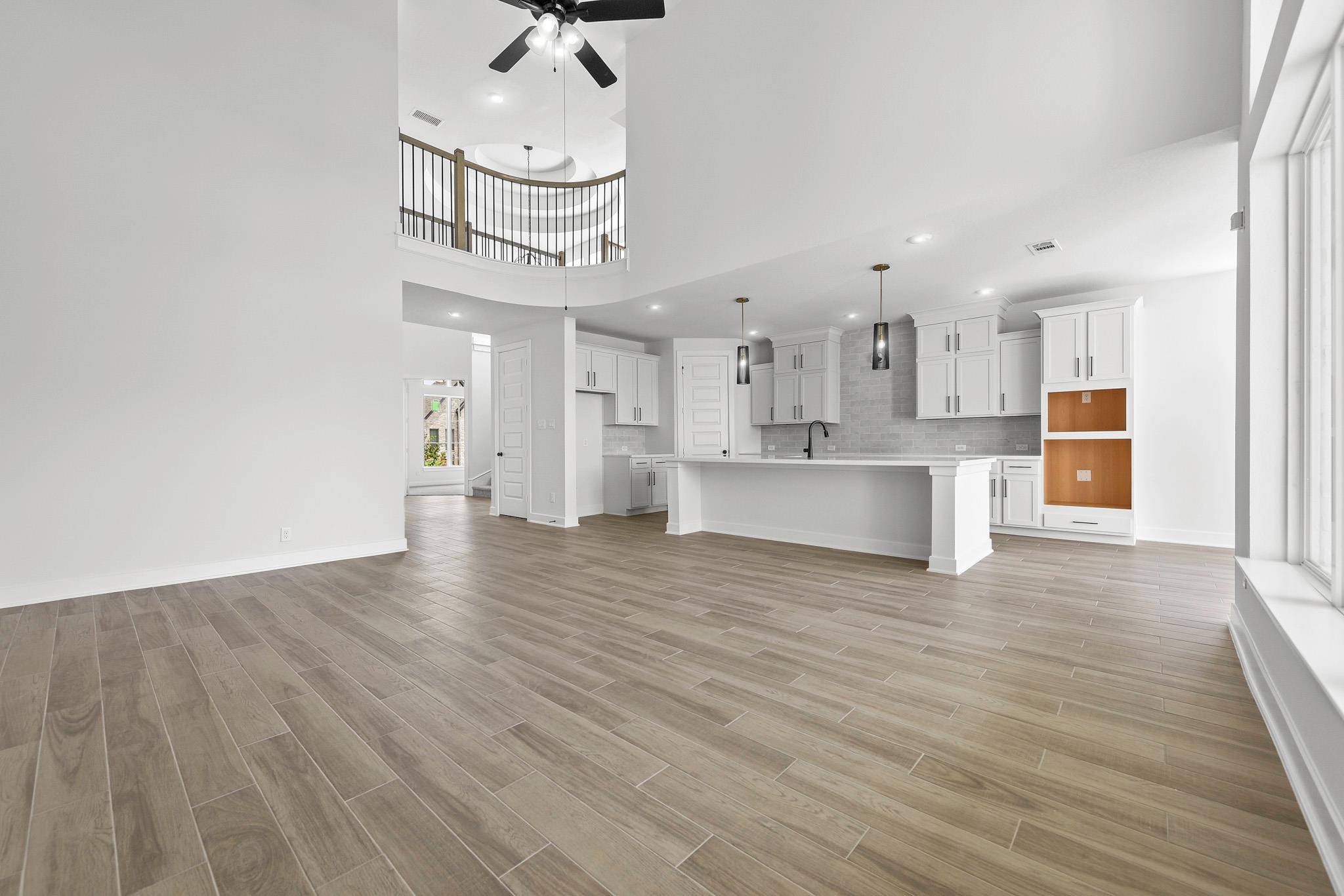 Lago Vista, TX 78645,8100 Royal Mint CV