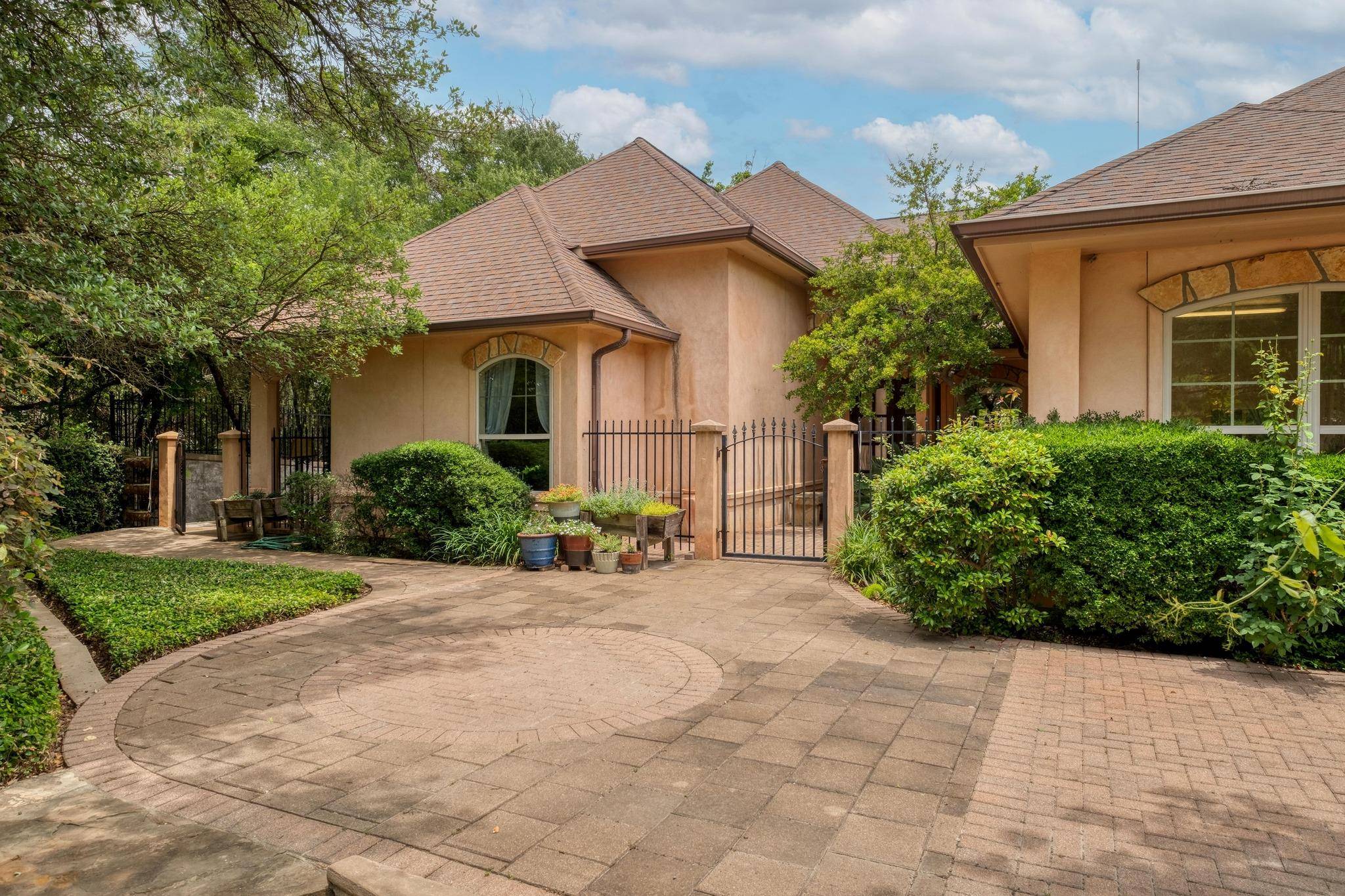 200 Red Bird LN, Kingsbury, TX 78638