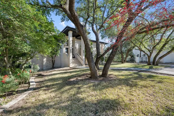 13 Camwood TRL,  The Hills,  TX 78738