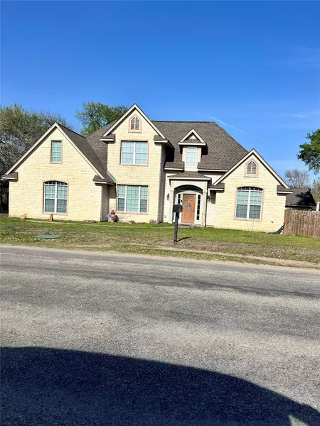 312 Country Club DR, La Grange, TX 78945