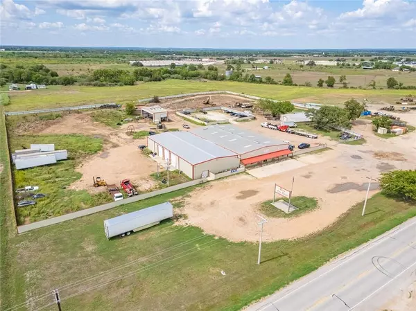 744 Fm 609, La Grange, TX 78945