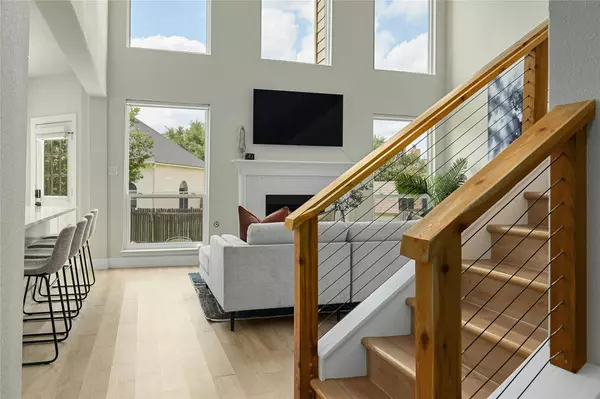 7033 Thistle Hill WAY,  Austin,  TX 78754