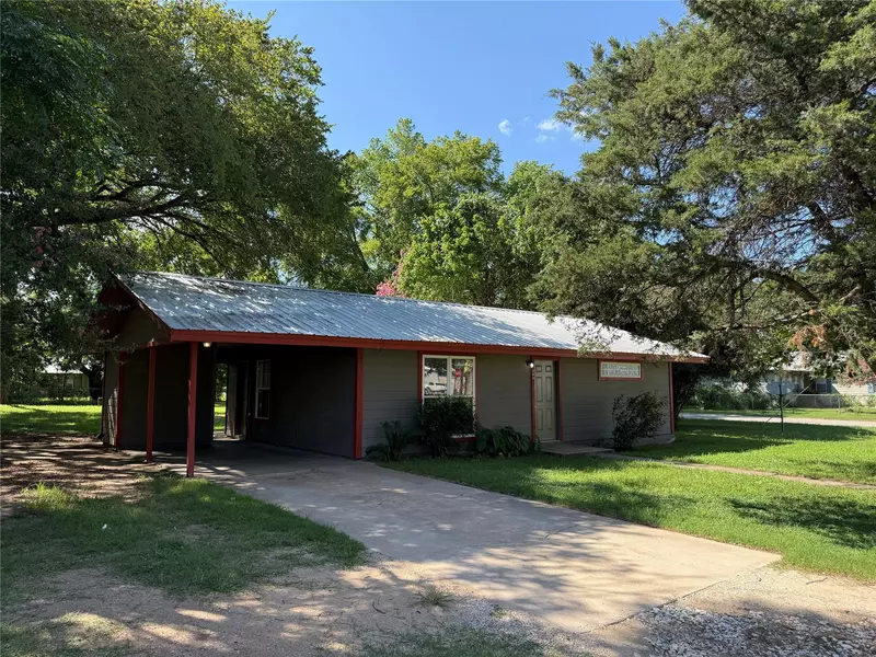 300 Eagleston ST, Smithville, TX 78957