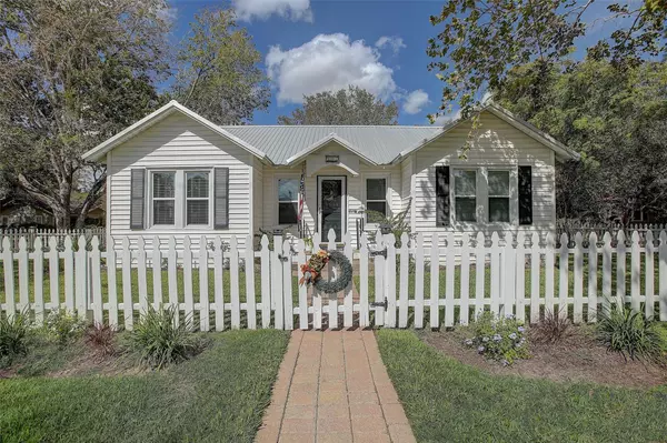 La Grange, TX 78945,407 E Walnut ST