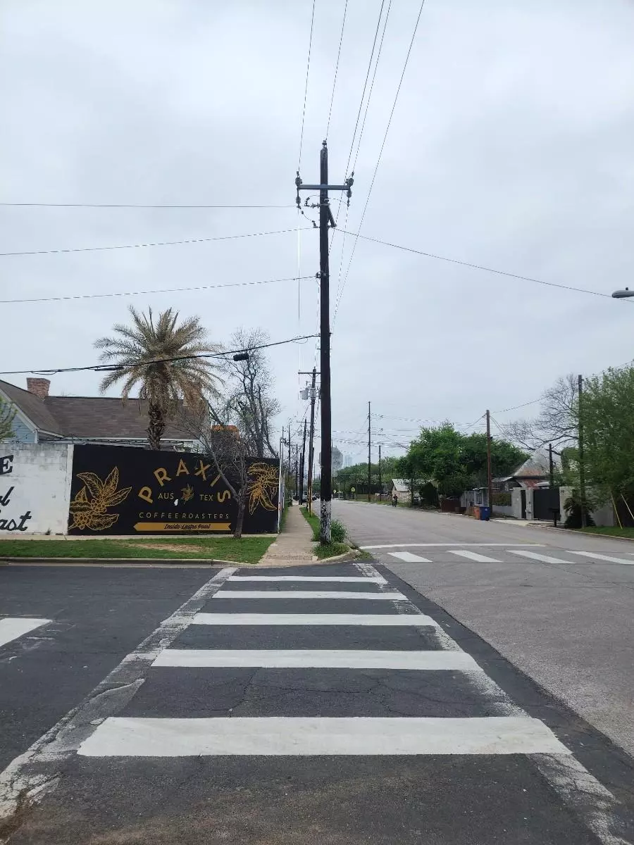 Austin, TX 78702,2904 E 2nd ST